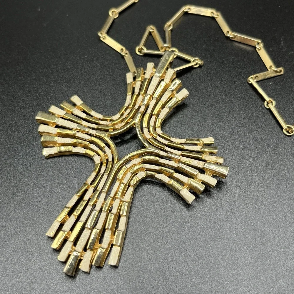 Vintage 60s Gold Tone & White Enamel Chunky Brutalist Cross Pendant Necklace 18